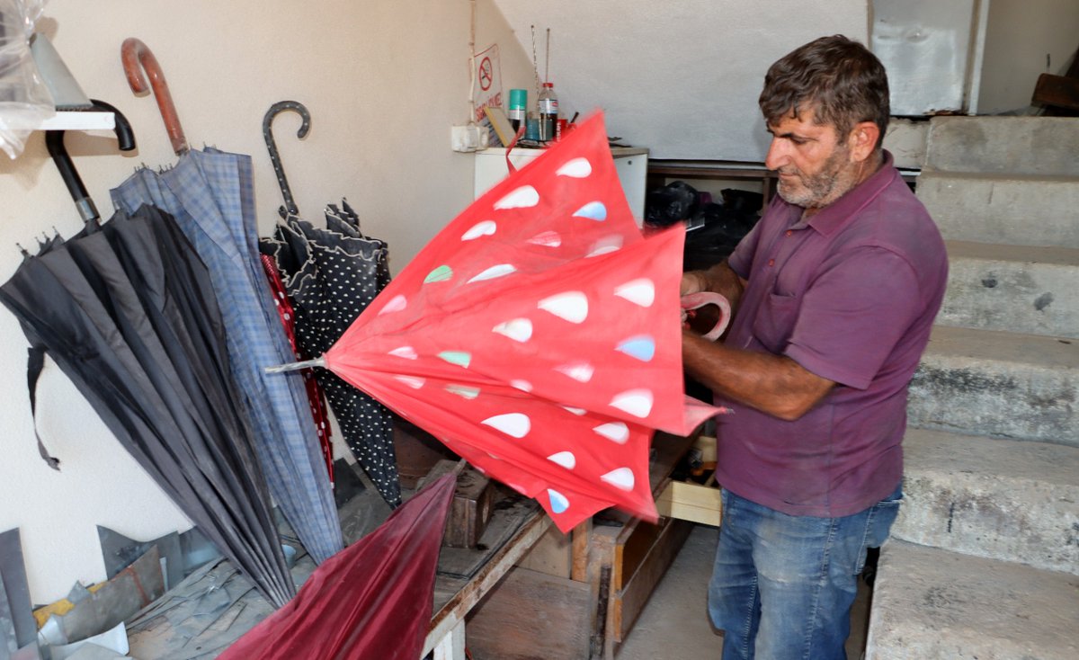Unutulmaya Yüz Tutan Bir Meslek: Şemsiye Tamirciliği
Antakya’da mesleğin son temsilcilerinden biri olan Ali Devecioğlu, yıllardır sürdürdüğü şemsiye tamirciliğini yaşatmak için büyük bir özveriyle çalışıyor..
kurtulusgazetesi.com/unutulmaya-yuz…
<a href="/Talipkolglu/">Talip Köleoğlu</a> 
#alidevecioğlu
#şemsiyetamiri