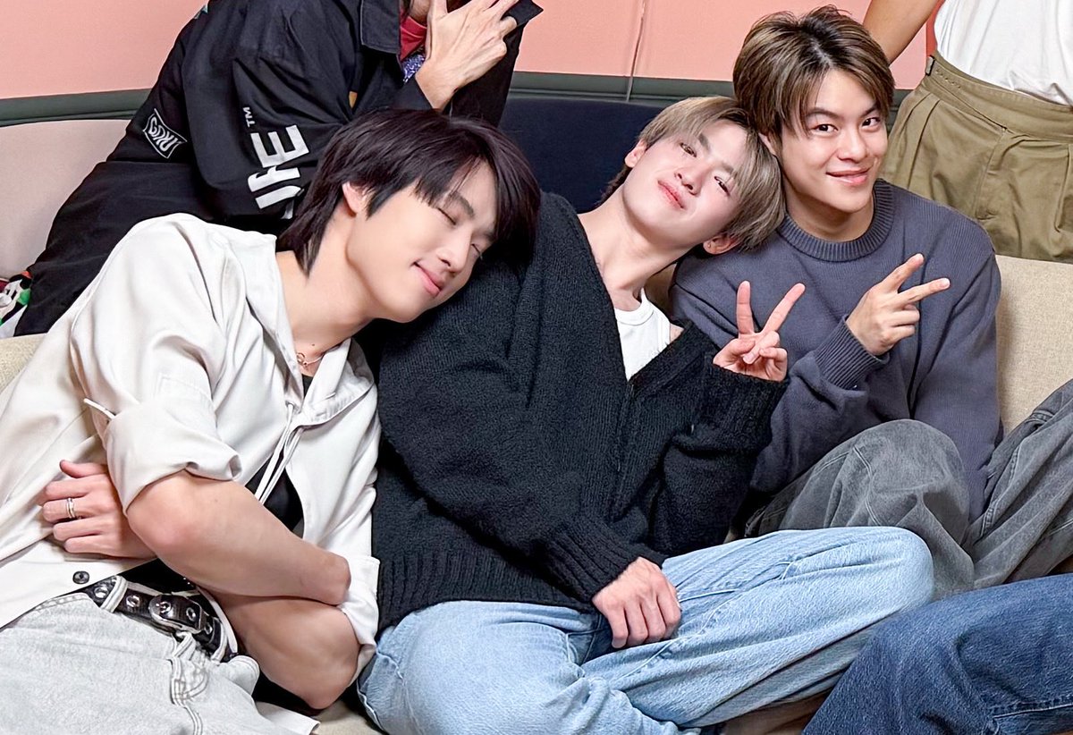PhiloPetch's tweet image. น่ารักเหมือนเดิมเลยหนิ พี่ใหญ่ 2 คนเลี้ยงน้องจิน 🫶🥰
#ALANpasawee 
#MARCKRIS
#JINWOOKkim
