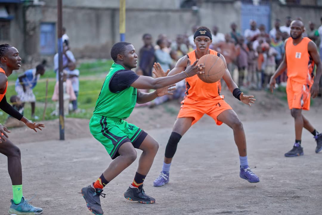 KalubaBene2003's tweet photo. 🏀 Kasindi prépare son premier championnat interscolaire de basketball ! Le président Ashraf Kazungu appelle élèves et écoles à s’impliquer pour faire de ce projet une réussite.Les entraînements sont déjà lancés au stadium Kisokero Graben. 

#Basketball #Kasindi https://t.co/FLl5Bbfxvp