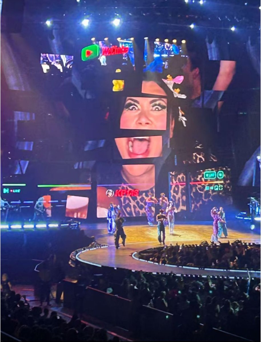 x_dannie's tweet image. weeelllll kinda got on stage?
