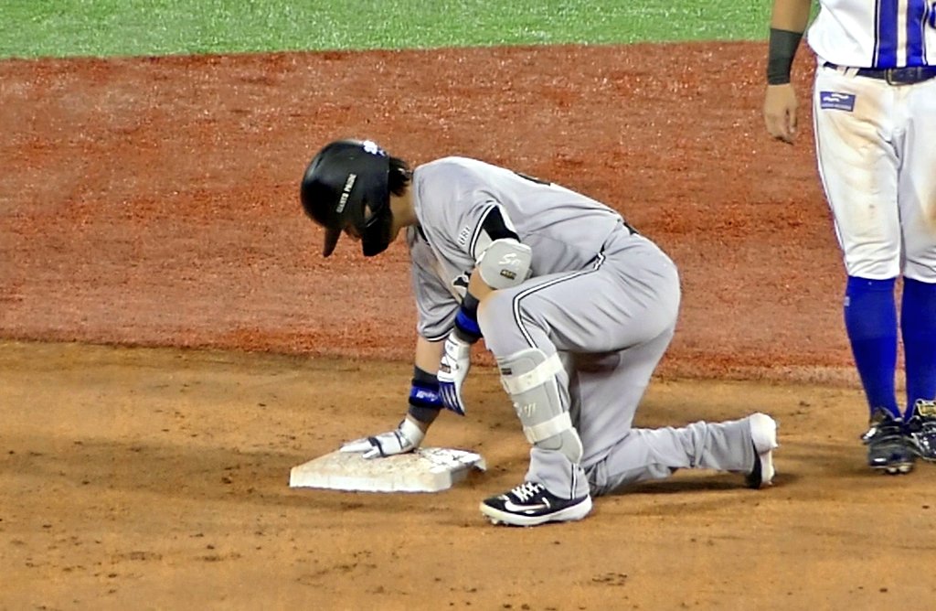 chocoarann's tweet image. 11回表　先頭打者
準備は怠らないベテランの意地
走って走って二塁打、反撃の狼煙
#小林誠司

2025.10.12    横浜スタジアム