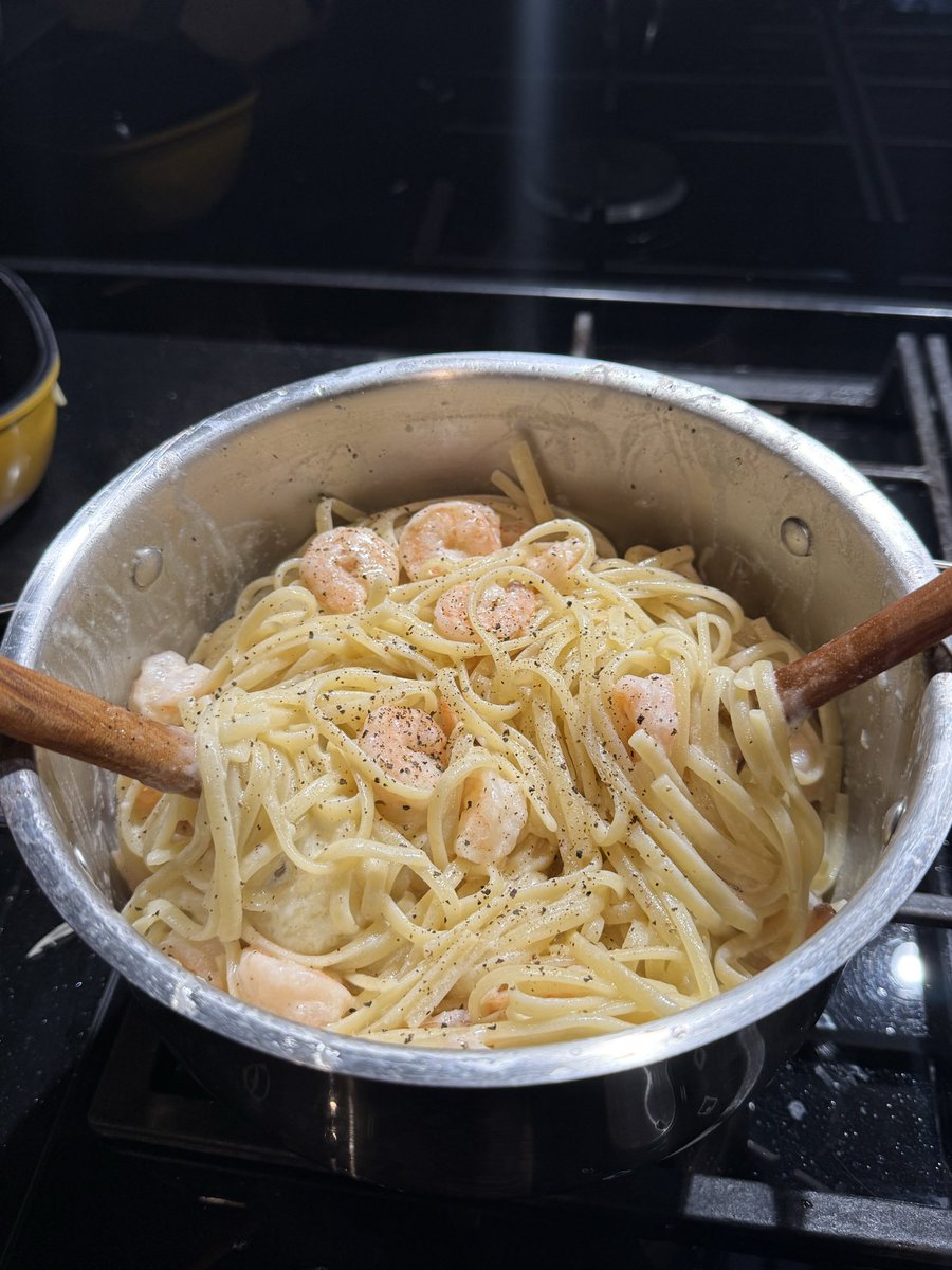 23 минуты. По приколу засек, никуда не спешил. Воду на лингвини поставил первым делом, замороженные креветки сполоснул водой, просушил в дуршлаге. На сковороду капнул оливкового масла, выдавил три зубчика чеснока туда же, отправил креветки. Через три минуты залил сливками на