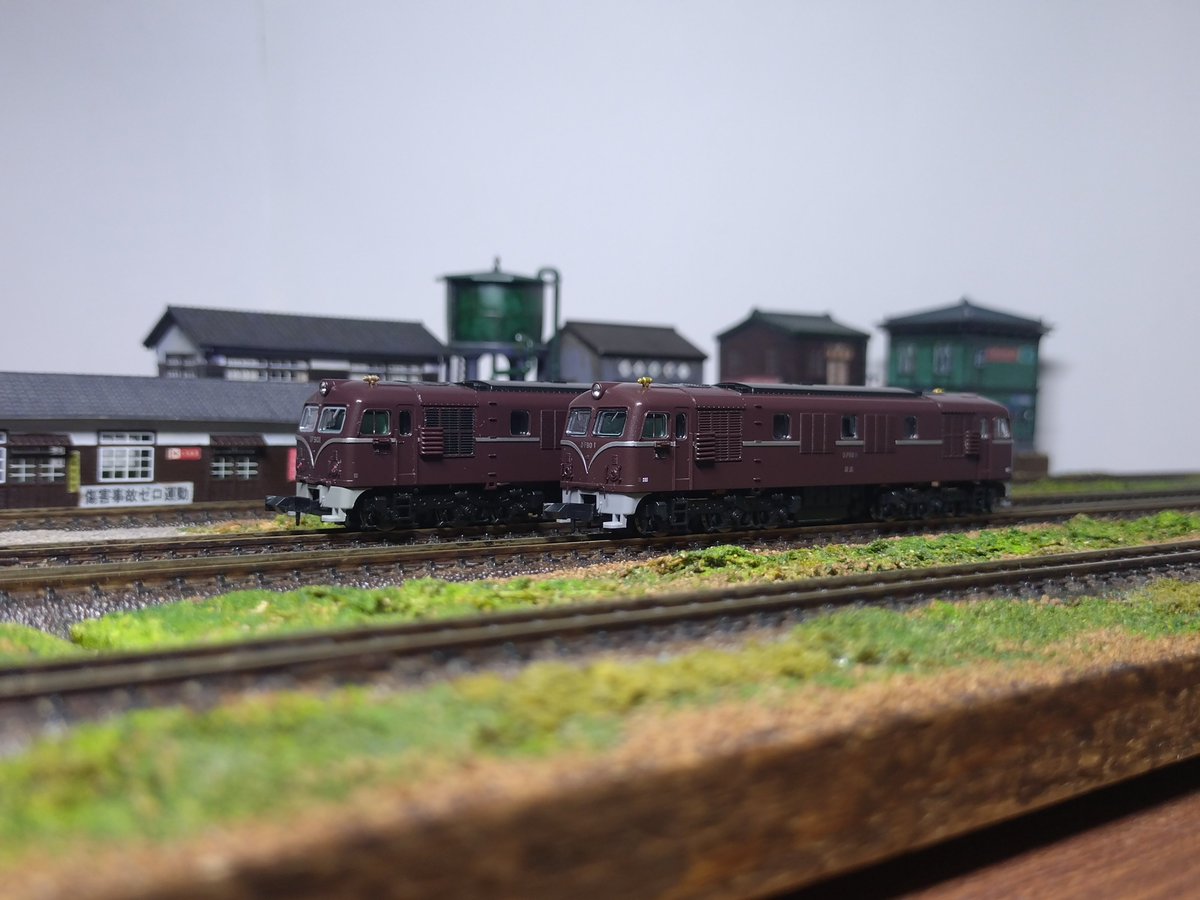 take7700gh5fs's tweet photo. 続いてDF90❕
Hゴムの色が明るいグレーから黒に変わり、顔が引き締まってこちらも実機に近くなりました。一部手すりの金属パーツ化も良い感じです。価格は前回と比較して2倍以上になり価格高騰の波は鉄道模型にも押し寄せています😢
#マイクロエース
#DF90
#Nゲージ
#鉄道模型
#模型撮り鉄 https://t.co/6jYid5feIB