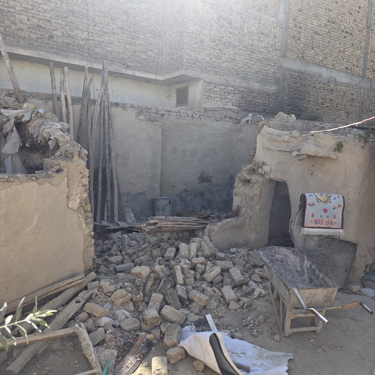 balochsadia2's tweet photo. It breaks my heart to see Afghan refugees suffering like this. We have lived alongside,shared meals,celebrated and mourned together. https://t.co/FJxFl9Tz9z