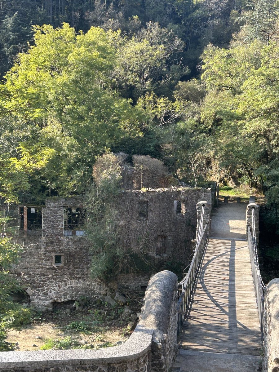 Minimal_Compact's tweet image. Moulin de la Cance, ancienne filature de la soie et pont suspendu de Marc Seguin qui inspira le pont de Brooklin