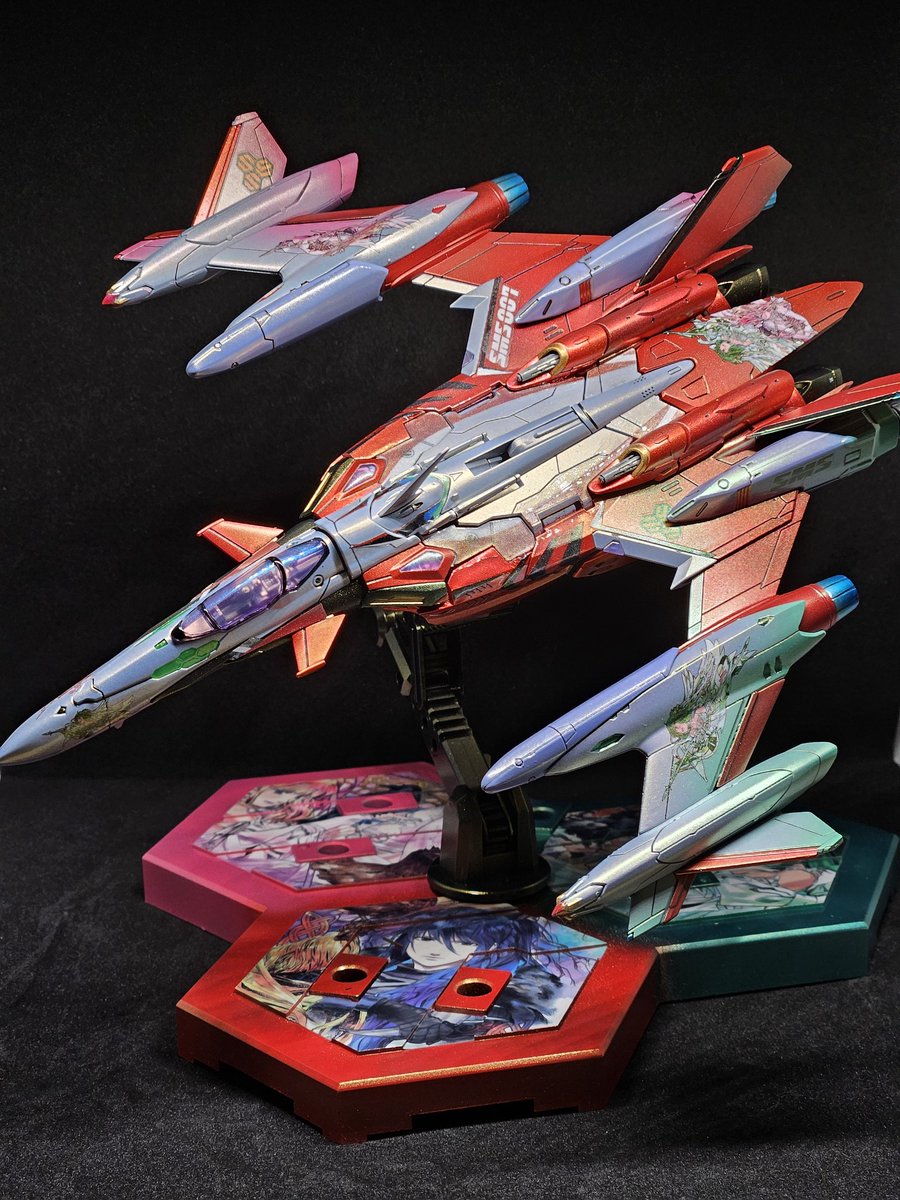 #マクロスF
#マクロスモデラーズ
#プラモデル
YF-29 デュランダルバルキリー塗装完成しました。
拡張セット使って、ランカとシェリルのイメージでグラデかけて、パール塗料で傾かせて……と、手間はかかりましたが、思い入れ補正もあってだいぶ満足。