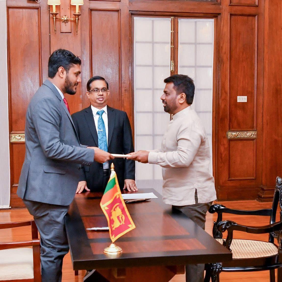 එකම ආසනේ පවුල් පසුබිමත් තියන්.. සල්ලි කෝටි ගානක් වියදම් කරලත් චන්ද 10000 ගන්න බැරි උන  පොරවල් හිටිය. ලජ්ජාවට දේශපාලනෙන් සතියකට  සමු ගත්ත 😂.

ආදරණීය ඉන්ජිනේරු Arkam Ilyas සහෝදරයා.. සමස්ත රටටම සේවය කිරීමට සුබ පැතුම් !