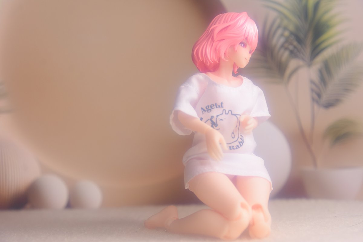 akira2baki_san's tweet image. ロンＴは、かなりゆったりめ
お胸が大きいからかな
後ろで、ちょっとつまんでる

#蝸之殻 
#SnailShell