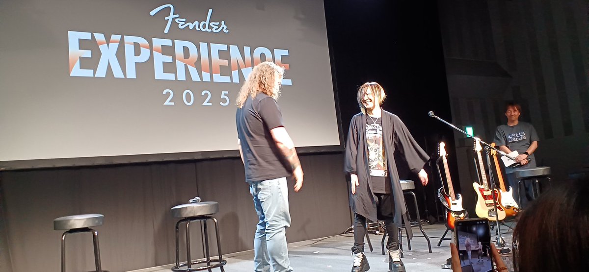 glay214214's tweet image. #Fender
#HISASHI
#GLAY

終始笑いの絶えない最高のイベントでした✨✨
ギターのも学べたした✨
FenderでHISASHIのギターを作ろうトークでした✨
二年以内に完成してライブで使うと話してました✨