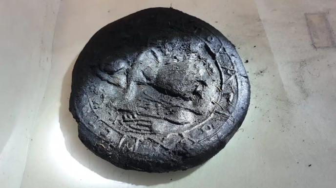 RealoneQman's tweet photo. Karaman'ın Ermenek İlçesindeki Topraktepe'de karbonlaşmış halde 1300 yıllık ekmekler bulundu. Birinin üzerinde "Kutsal İsa’ya şükranlarımızla" anlamında bir yazı ve Hz İsa’nın resmi var... 
#pazar #millitakım #BizimÇocuklar Tünaydın #teskilat Yapay #Çarpıntı #kripto ÖLDÜRÜLDÜ https://t.co/zkjykw8d7f