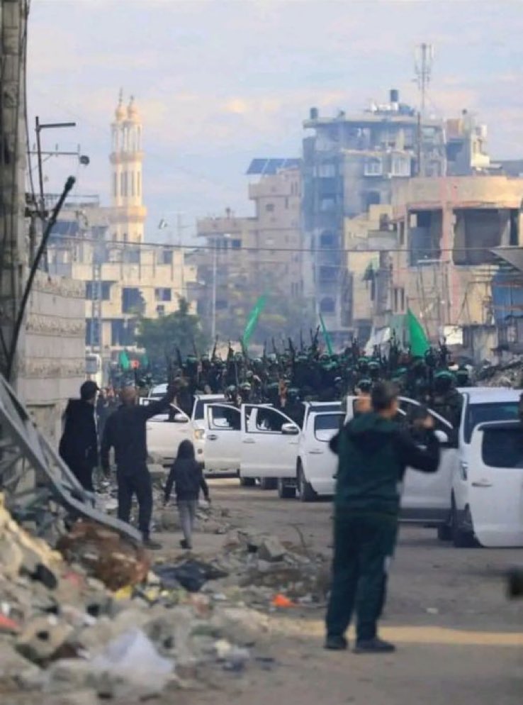 #حركة_حماس تخرج من الانفاق 
هولاء الرجال 
يتنفسون رائحة النصر