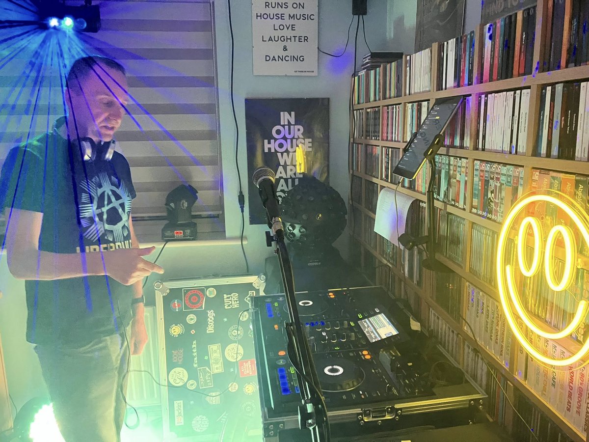This was so much fun last weekend, and such a welcome distraction from all the doom, so is worth a re-share. Enjoy the tunes!

mixcloud.com/djmarkdevlin/m…