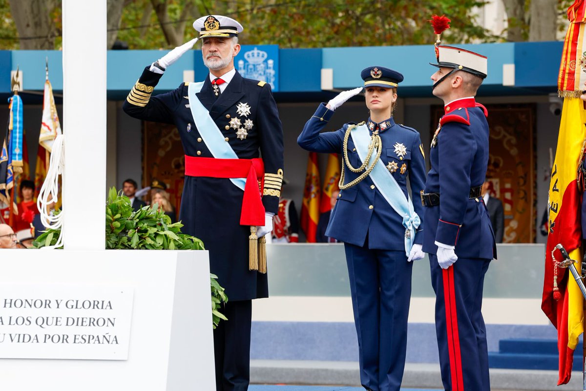 Defensagob's tweet image. 🙏 No os olvidamos.

Uno de los momentos más emotivos cada año es el homenaje a los que dieron su vida por España.

S.M. el Rey, acompañado por S.A.R. la princesa de Asturias, deposita una corona de laurel como homenaje a todos ellos. 

&quot;La muerte no es el final&quot;.