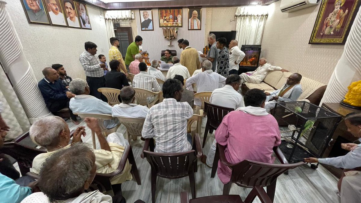 टीम एस.पी.एस. बघेल
12 अक्टूबर 2025 | रविवार

आज केंद्रीय राज्य मंत्री प्रो. एस. पी. सिंह बघेल जी ने आगरा स्थित अपने आवास पर विभिन्न जिलों एवं राज्यों से आए नागरिकों से सौजन्य भेंट की।

मंत्री जी ने प्रत्येक आगंतुक की समस्याओं को धैर्यपूर्वक और गंभीरता से सुना तथा उनके त्वरित
