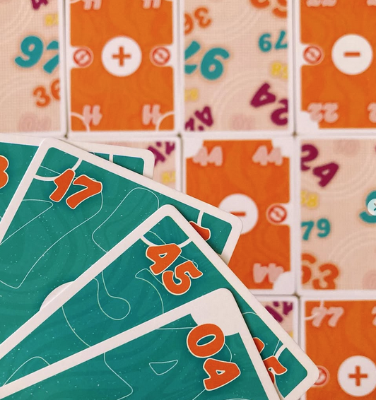 zombimeeple's tweet image. ¿Eres rápido pensando y jugando? ⚡
En Ekko tendrás que combinar estrategia y reflejos para ser el primero en quedarte sin cartas👉 bit.ly/ekkomercurio
#boardgames #juegosdemesa