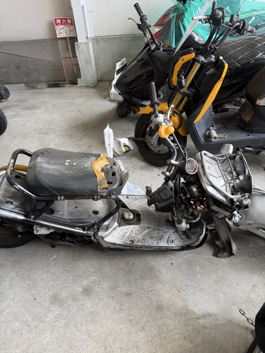 RYO955840857139's tweet image. 娘が駅前の駐車場に停めてたバイクが盗難にあった。
盗難届を出して何ヶ月か経った頃
警察から電話があった。
娘さんのバイクが見つかったので取りに来てください。
いったらこれだった。
スプレーで色塗られてて、全く別物になってた。車との接触事故で盗難車と発覚。乗ってた子は中学生の男子だった