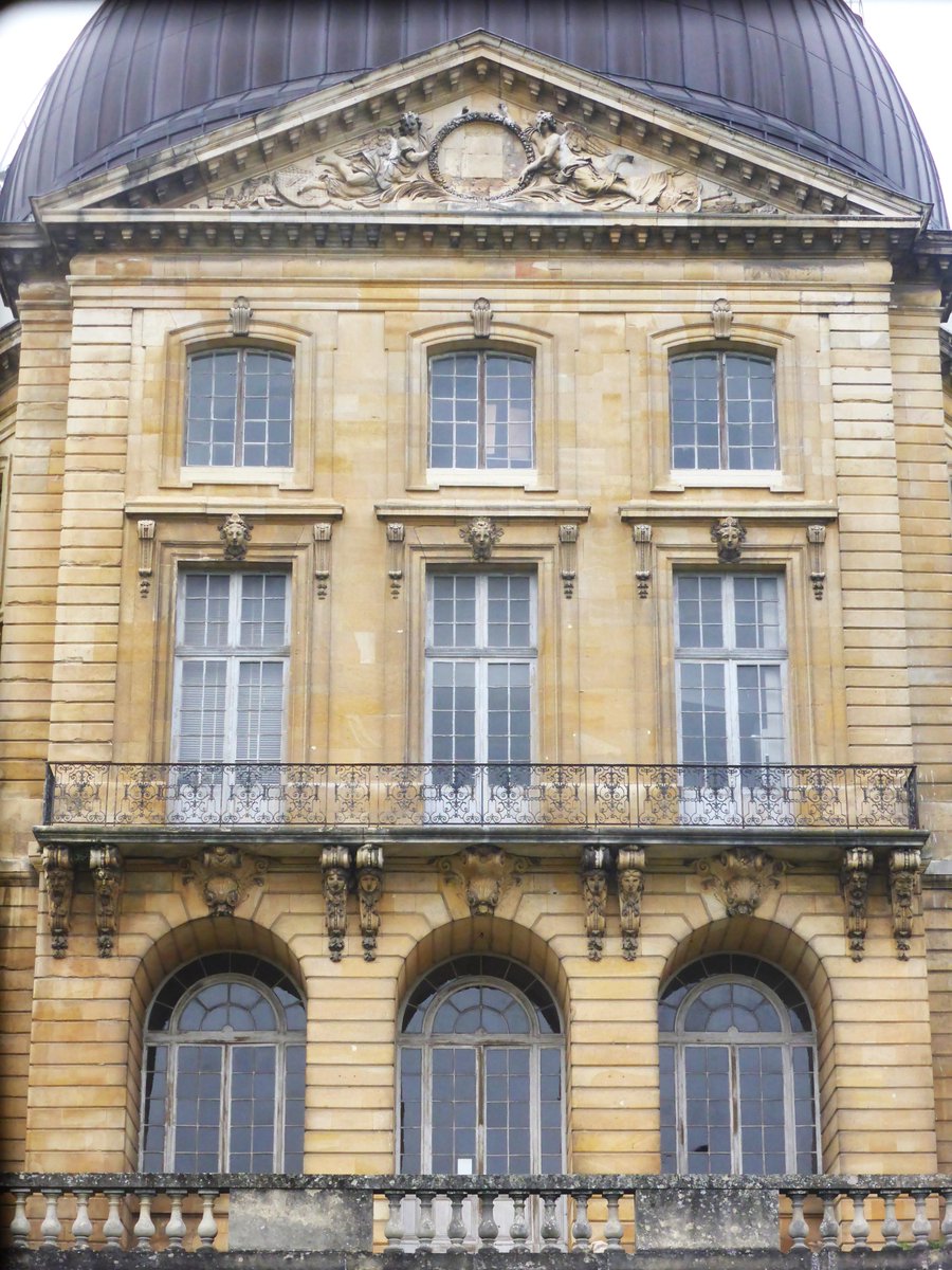 À l’aube de l’expo #GrandDauphin à #Versailles, fils de #LouisXIV et père du 1er #Bourbon d’#Espagne, évocation de son domaine de #Meudon, remanié pour lui par #HardouinMansart, père du #rocaille, de 1695 à 1708. Corps central du #châteauneuf (1706-08), fleuron du nouveau style.