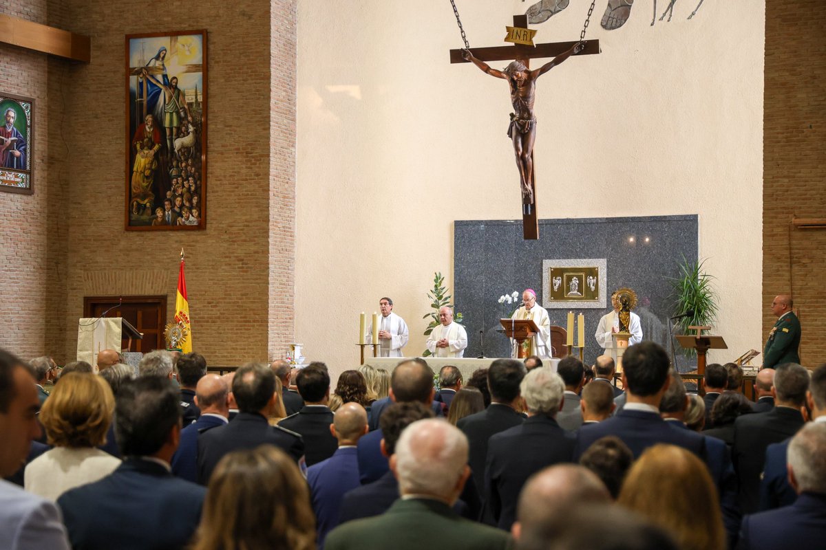 En el Día del Pilar, día de la Fiesta Nacional, Inés Cañizares, junto a <a href="/DanielMorcillo7/">Daniel Morcillo</a>, acompañan en la celebración de la Santa Misa a la Guardia Civil en #Toledo 

🇪🇸 Este 12 de Octubre, #España y los españoles tenemos mucho que celebrar.

¡VIVA ESPAÑA SIEMPRE! 💪🏻🇪🇸