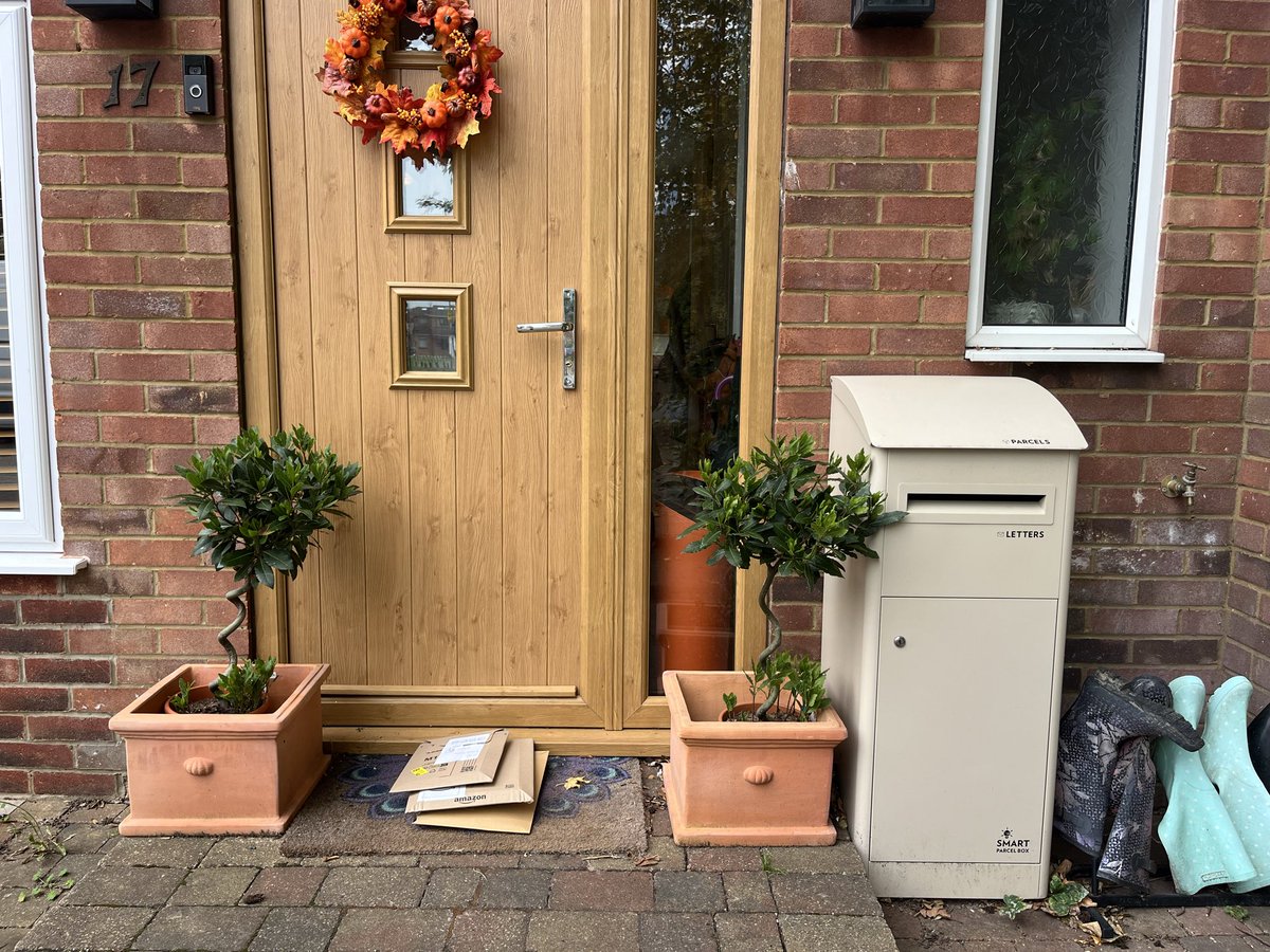BonyNutcase's tweet photo. @AmazonUK Why does your driver a) not see my parcel box? And b) think that these parcels have been delivered to a safe place? 😡 https://t.co/EWg45KNTLa