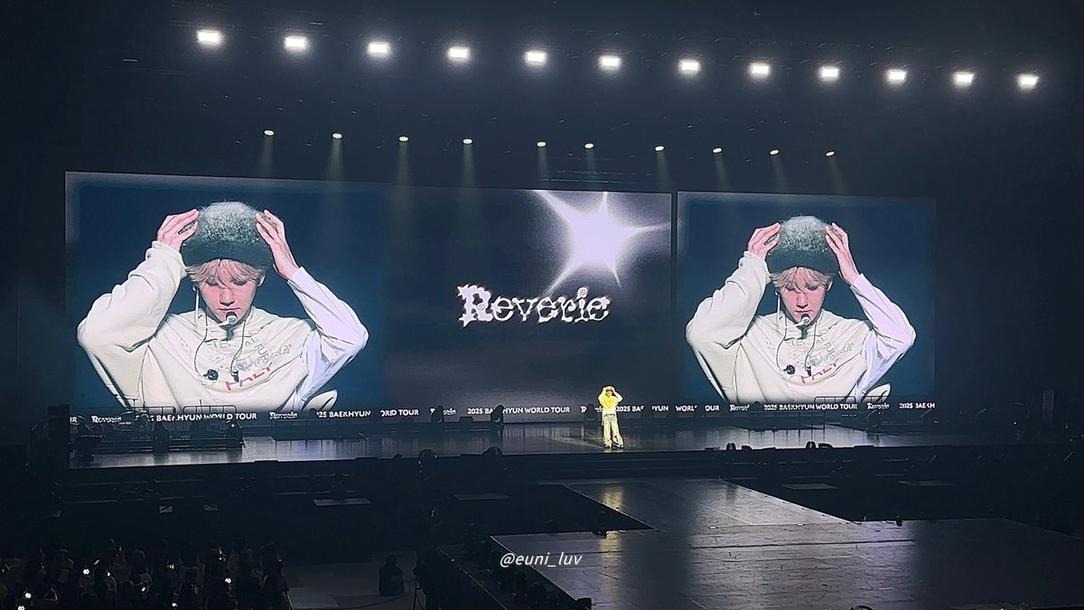 euni_luv's tweet photo. 251012 Reverie KOBE
#BAEKHYUN #백현

모자 만지작 만지작 https://t.co/d0bKTywnp8