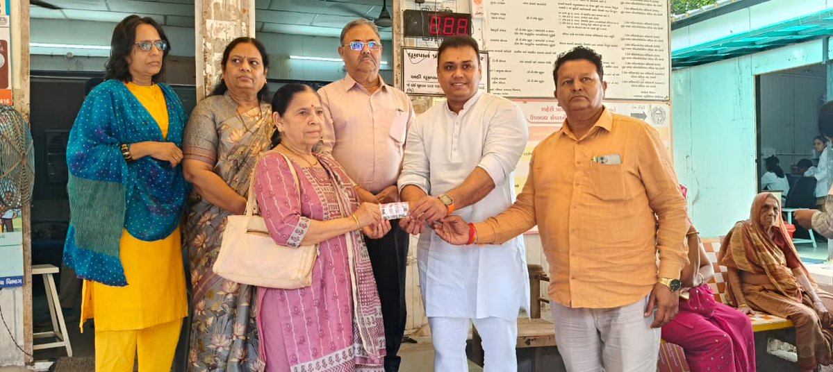 amulbhattbjp's tweet image. મણિનગર વોર્ડમાં આવતા અર્બન હેલ્થ સેન્ટર ખાતે ટીબીના દર્દીઓને પોષણક્ષમ કીટ વિતરણ કરવામાં આવી તથા વૃદ્ધજનોને આયુષ્યમાન વય વંદના કાર્ડનું વિતરણ કરવામાં આવ્યું. 
આ કાર્યક્રમમાં અ.મ્યુ.કો દંડક શ્રીમતી શીતલબેન ડાગા અને  કાઉન્સિલરશ્રીઓ ઉપસ્થિત રહ્યા.

#ayushymancard #maninagar