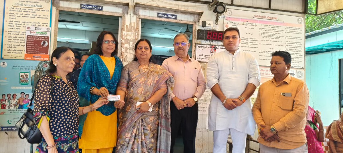 amulbhattbjp's tweet image. મણિનગર વોર્ડમાં આવતા અર્બન હેલ્થ સેન્ટર ખાતે ટીબીના દર્દીઓને પોષણક્ષમ કીટ વિતરણ કરવામાં આવી તથા વૃદ્ધજનોને આયુષ્યમાન વય વંદના કાર્ડનું વિતરણ કરવામાં આવ્યું. 
આ કાર્યક્રમમાં અ.મ્યુ.કો દંડક શ્રીમતી શીતલબેન ડાગા અને  કાઉન્સિલરશ્રીઓ ઉપસ્થિત રહ્યા.

#ayushymancard #maninagar
