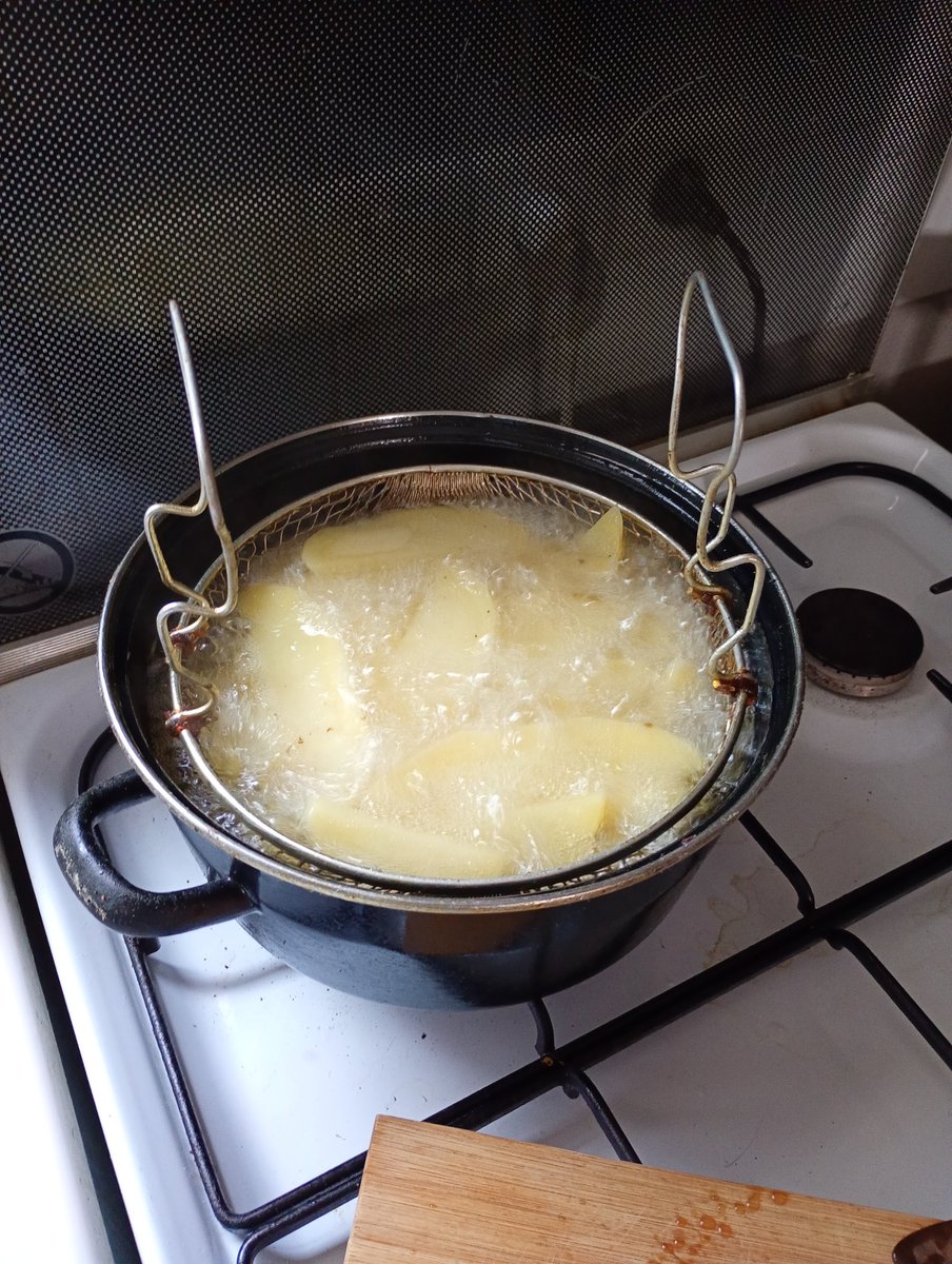 chris40851's tweet image. #Dimanche tradition
Saucisses du boucher et #frites maison.
#Barbecue 🍷