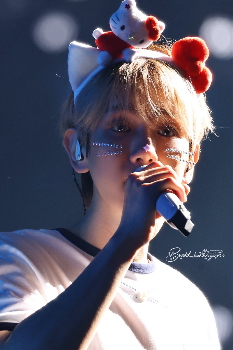 Bread_baekhyun's tweet photo. Hellokitty🎀
！！！！！

| 251012
<Reverie> in KOBE
#백현 #BAEKHYUN #Reverie  #边伯贤 https://t.co/216z58Z8vp