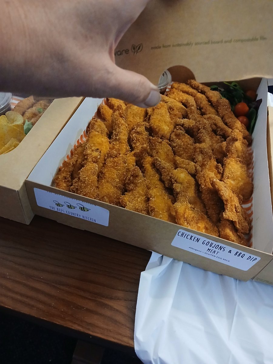 Beescountrykit's tweet image. Buffet goals 😍
Freshly made. Beautifully boxed.
Eco packaging, gluten-free options &amp;amp; plenty of Bees love inside 💛
#Buffet #Catering  #Chorley