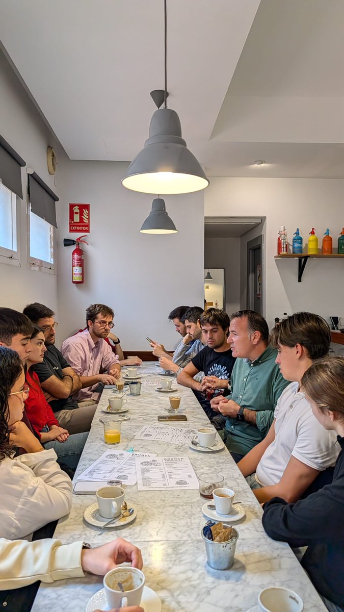 Ahir vàrem començar una sèrie de jornades temàtiques amb els regidors socialistes
En aquesta primera xerrada vàrem comptar amb la presència de <a href="/xiscod/">Xisco Dalmau /🚲🍉</a> i xerràrem de mobilitat i model de ciutat
Va ser una jornada molt interessant i amb molta participació. Moltes gràcies a tothom!