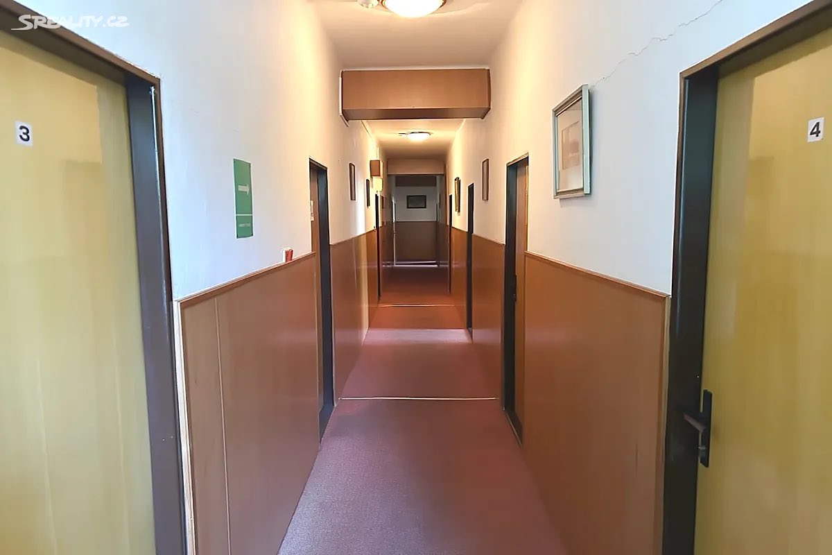 Jeden z turistických symbolů Hostýnských vrchů je na prodej! Hotel Říka ve Chvalčově, to je absolutní RETRO! V prakticky nezměněné podobě ho znají generace, na sklonku 90. let tam nocoval i Karel Gott. Hotel nemá webové stránky! Když retro, tak i informační…