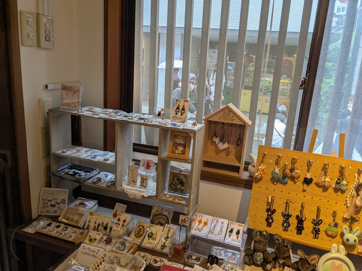 うさぎカフェで開催中のうさぎ合同展へ
散財が止まりません〜💧
ひろわっさんのうさぎのメガネふき、ラスイチをいただき!!
甘味処さんのうさぎ団子🎑と
ハート上のうさぎさん✨
＃ひろわっさん
#甘味処