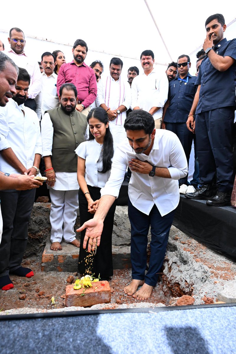 naralokesh's tweet image. #Visakhapatnam welcomes another marquee global investment as the foundation stone was laid for Sify’s AI Edge Data Center and an Open Cable Landing Station at Rushikonda–Madhurawada IT Park today. This milestone strengthens sea-cable connectivity and AI infrastructure,…