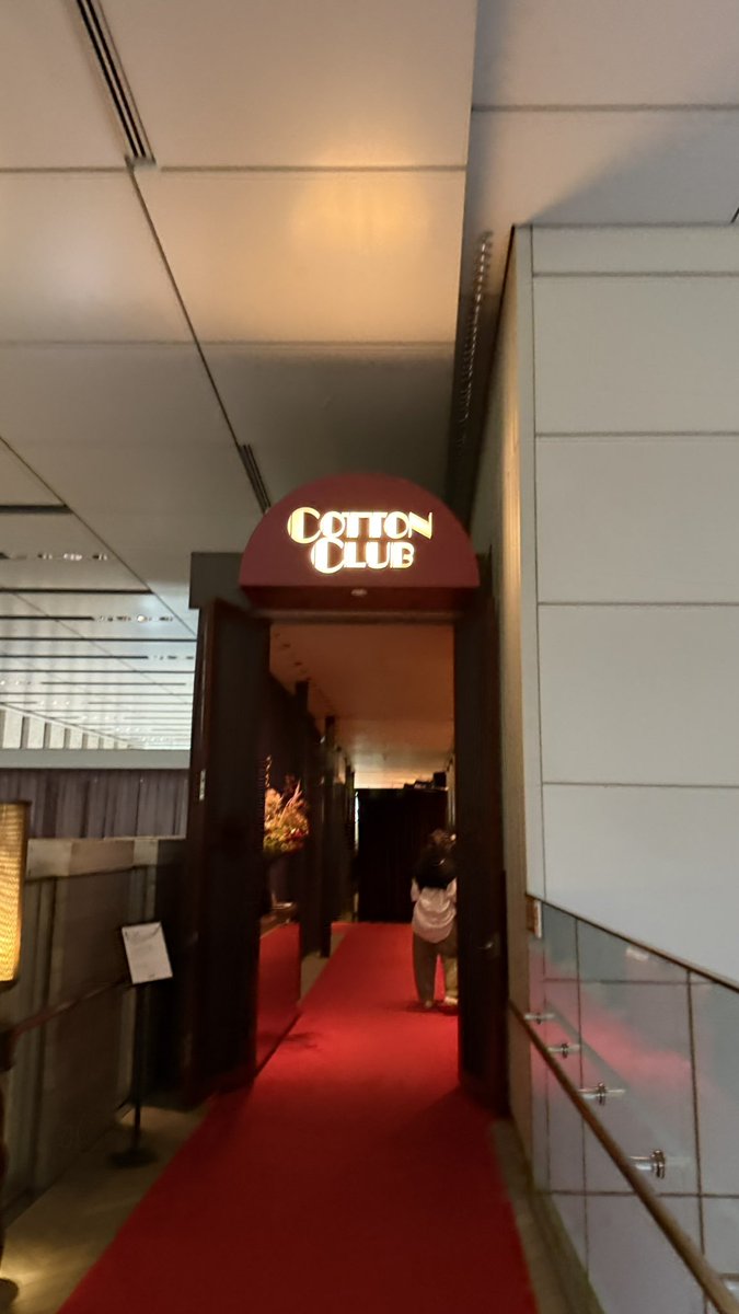 映画のあと丸の内に移動して、初コットンクラブで川村結花30thライブ。
紳士淑女が集うようなところにパーカーで参戦したワタシでした(^_^;)
ライブは勿論良かったです。生で聴きたかった曲を歌ってくれて涙