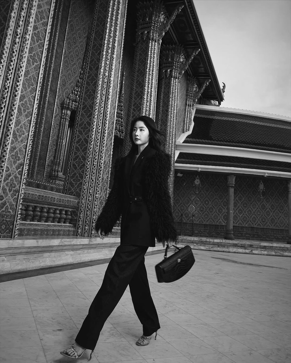Engagement_Yoko's tweet image. 251012 | Yoko – Instagram post. 

📊Like, comment, share and save. 

💬 Don’t just comment with emojis or repetitive comments. Write at least 3 words.

📌 instagram.com/p/DPtBxDCjxzM/…

#YokoApasra #KARLLAGERFELD #FromParisWithLove #karllagerfeldTH #PATLuxuryGroup