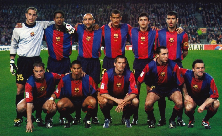 📸 Barcelona 00/01.

👥 Reina, Kluivert, Abelardo, Rivaldo, Luis Enrique y Guardiola (arriba). Frank De Boer, Reiziger, Cocu, Sergi y Overmars (abajo).

📋 Entrenadores: Serra Ferrer (31 jornadas) y Charly Rexach (7 jornadas).