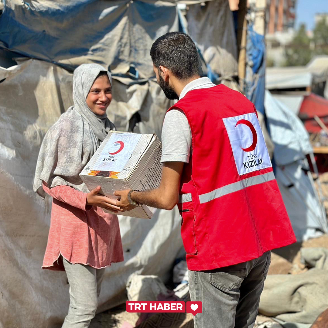 🇹🇷"Ateşkesin ardından Gazze’ye ulaşan ilk yardım kolilerinin üzerinde ay yıldız vardı."

Türkiye'den gönderilen yardımlar, Türk Kızılay aracılığıyla Gazze halkına ulaştırılıyor.