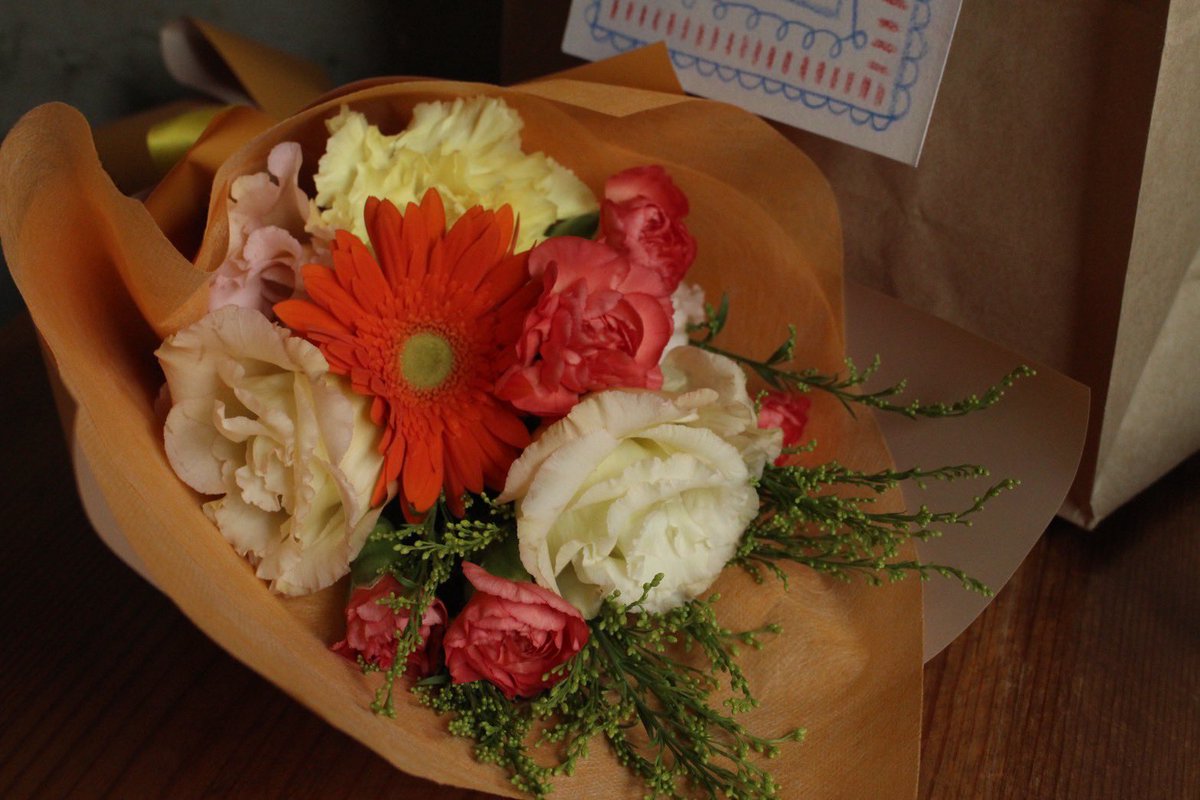 mokoswift13's tweet image. 今日友達が誕プレと一緒に花束くれたんだけど、しっかりオレンジで愛感じる💐🧡