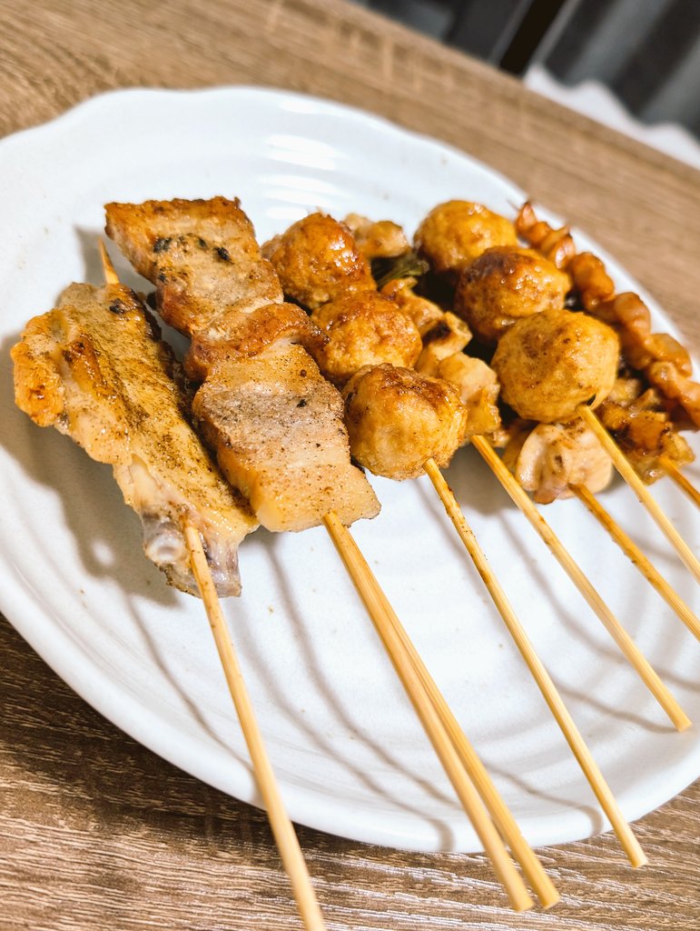kuro_bo3's tweet photo. お初のお店「炙り串とら」さんの焼き鳥🐓と豚足🐷
持ち帰り専門店じゃないのに串は1本160円前後でリーズナブル👍 https://t.co/IEUss4XCvb