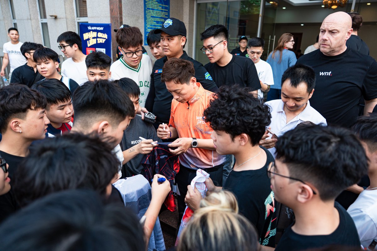 MatchroomPool's tweet image. The Prince and his people ❤️

#WNT | #HanoiOpenPool 🇻🇳