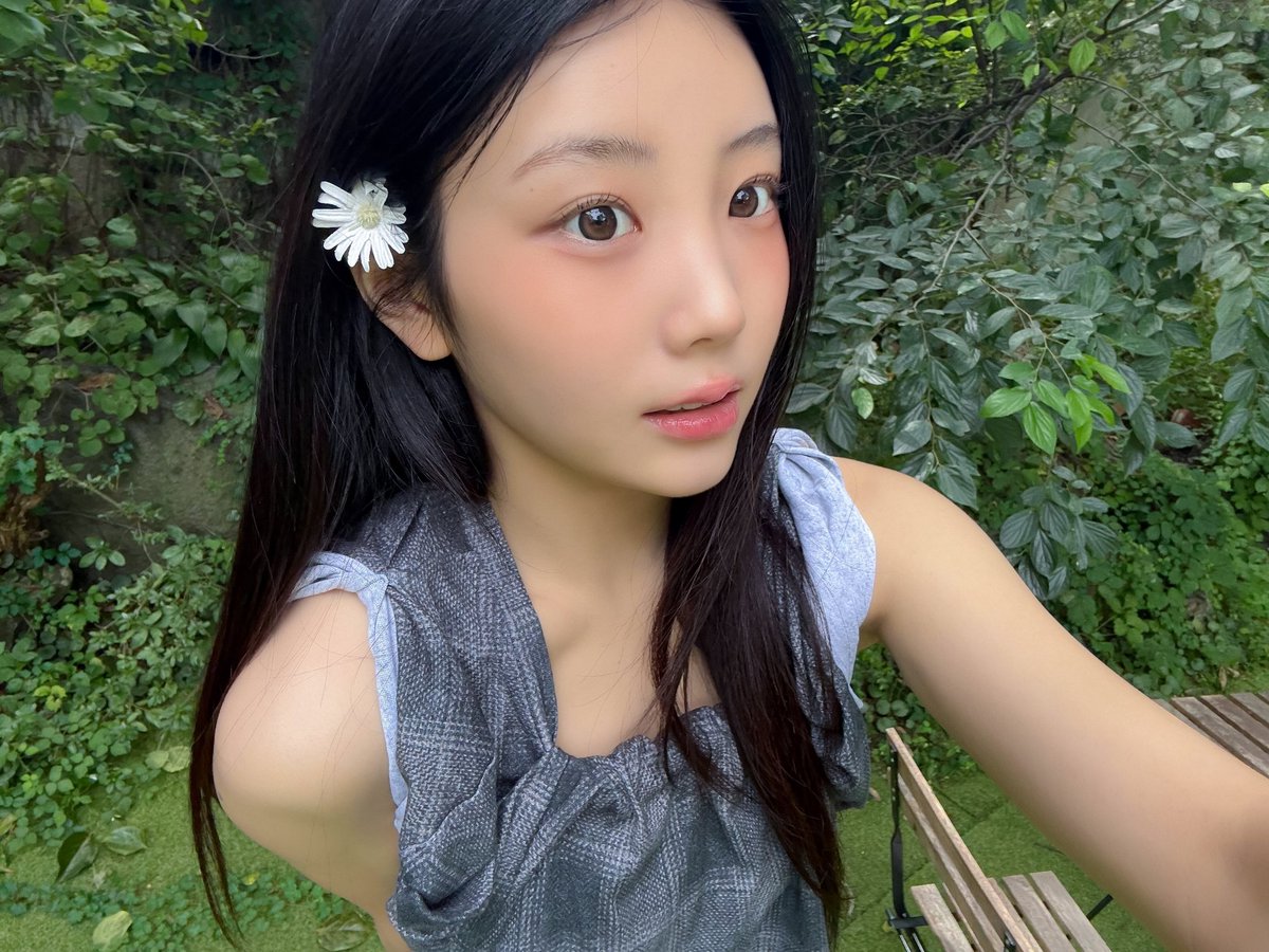 ILLIT_twt's tweet image. 누가 꽃이게~~ ? 🤭
(대답잘해요)
#WONHEE #원희 #ILLIT #아일릿