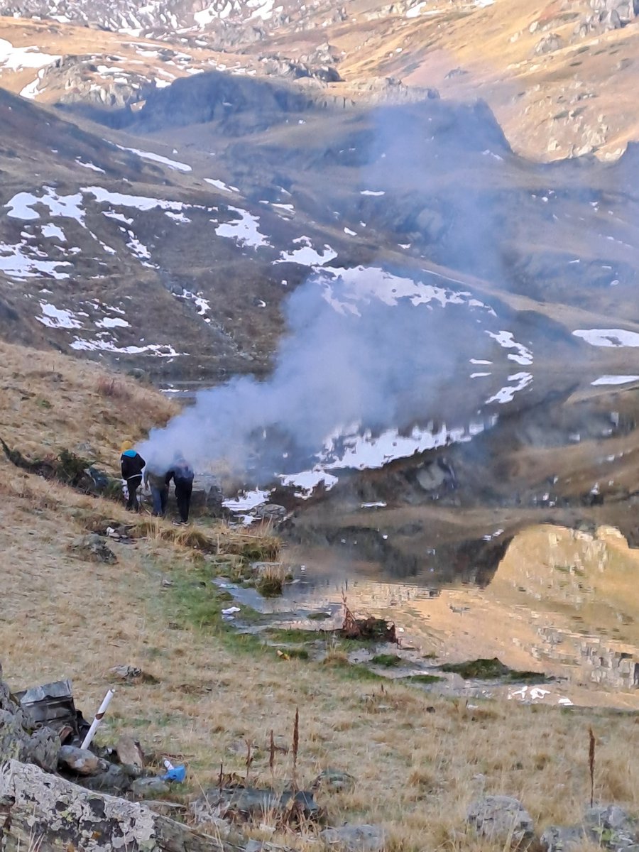 _strshlen's tweet image. Na vakva ubavina ( Bogovinjsko ezero 2000mnv.) se pojavija 3ca ribari, secea smreka i ja zapalija. Si pecaa riba i ladnokrvno frlaa gjubre na site strani.
Nema da ne bide