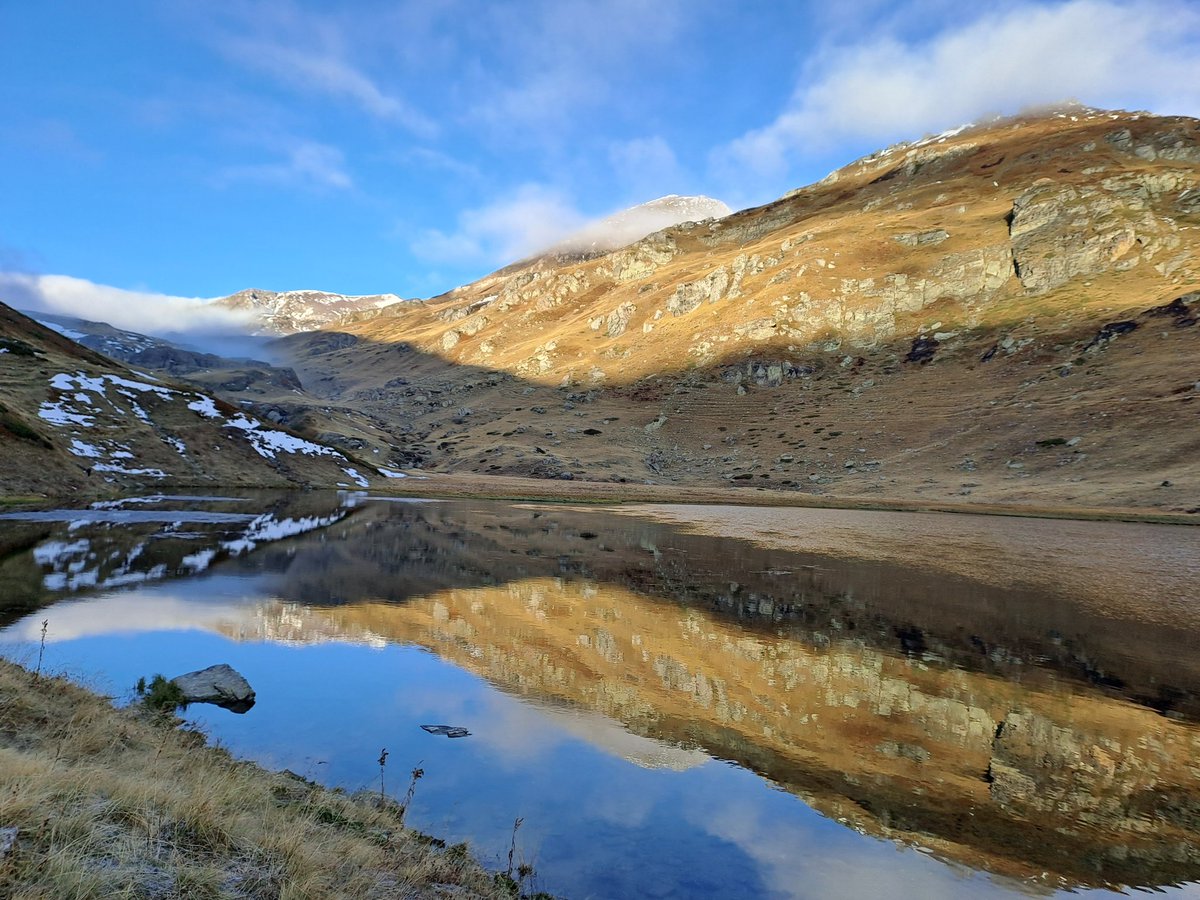 Na vakva ubavina ( Bogovinjsko ezero 2000mnv.) se pojavija 3ca ribari, secea smreka i ja zapalija. Si pecaa riba i ladnokrvno frlaa gjubre na site strani.
Nema da ne bide