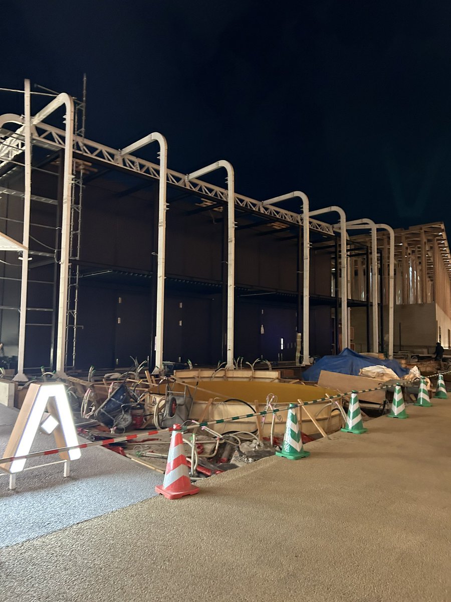 ymstekc's tweet photo. 明日でいよいよ閉幕の万博。結局16回しか行けなかった僕ですが、何よりの自慢は開幕前の4月6日、府民向けのテストランに行けたこと。来場者は約5万人。今思えば貴重な体験でした。

①12時頃 アイルランド館周辺
②完成前のイタリア館
③全く出来ていないインド館
④誰もいない大屋根リング https://t.co/LiYWEFS1m9