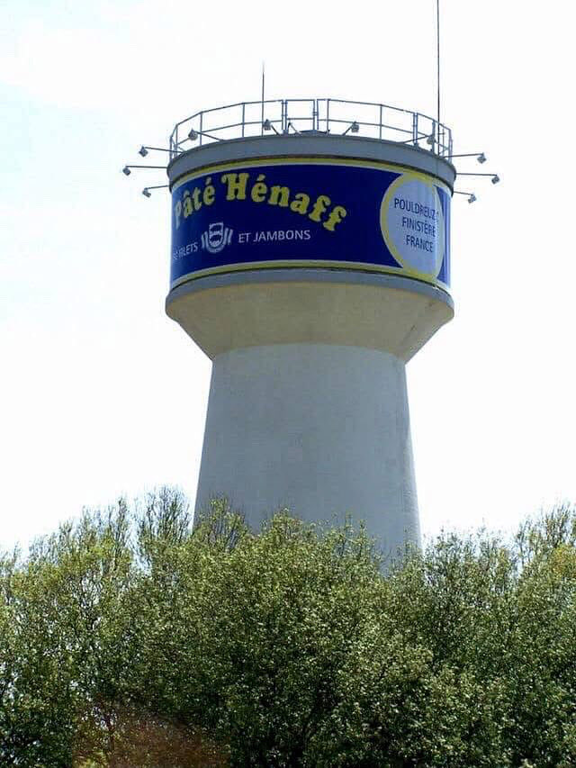 Château d’eau de @henaff_off à Pouldreuzic, dont le réservoir est habillé à l’image d’une boîte de Pâté Hénaff 😍 Département du Finistère #Bretagne
