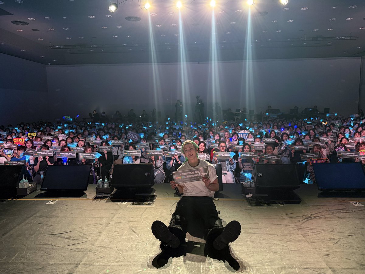 [📂]

📂 B:CHIVE
└📁 251012 LEE MINHYUK (HUTA) CONCERT <𝐇𝐎𝐎𝐊 - 𝐖𝐇𝐎 : 𝐊𝐈𝐍𝐆> IN JAPAN

민혁이와 멜로디 서로가 서로를
왜 이렇게 사랑해 (ᵒ̴̶̷᷄ωᵒ̴̶̷᷅*•) )੭))
마지막까지 즐겁게 해 줘서 고마워요 💙

#비투비 #BTOB
#HOOK #WHO_KING
#이민혁 #LEEMINHYUK
#허타 #HUTA
<a href="/btob2mh/">HUTA</a>