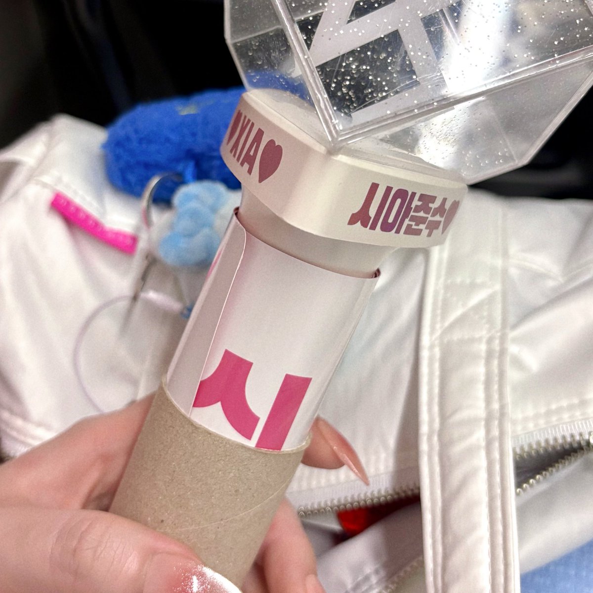 이벵배너 돌돌 말아서 휴지심에 넣고 거기에 코코봉까지 끼우면 가방에 자리차지도 안하고 배너도 구겨지지않게 소중히 모셔갈 수 있어요 저처럼 갈 길이 먼 지방러들을 위하여..♡