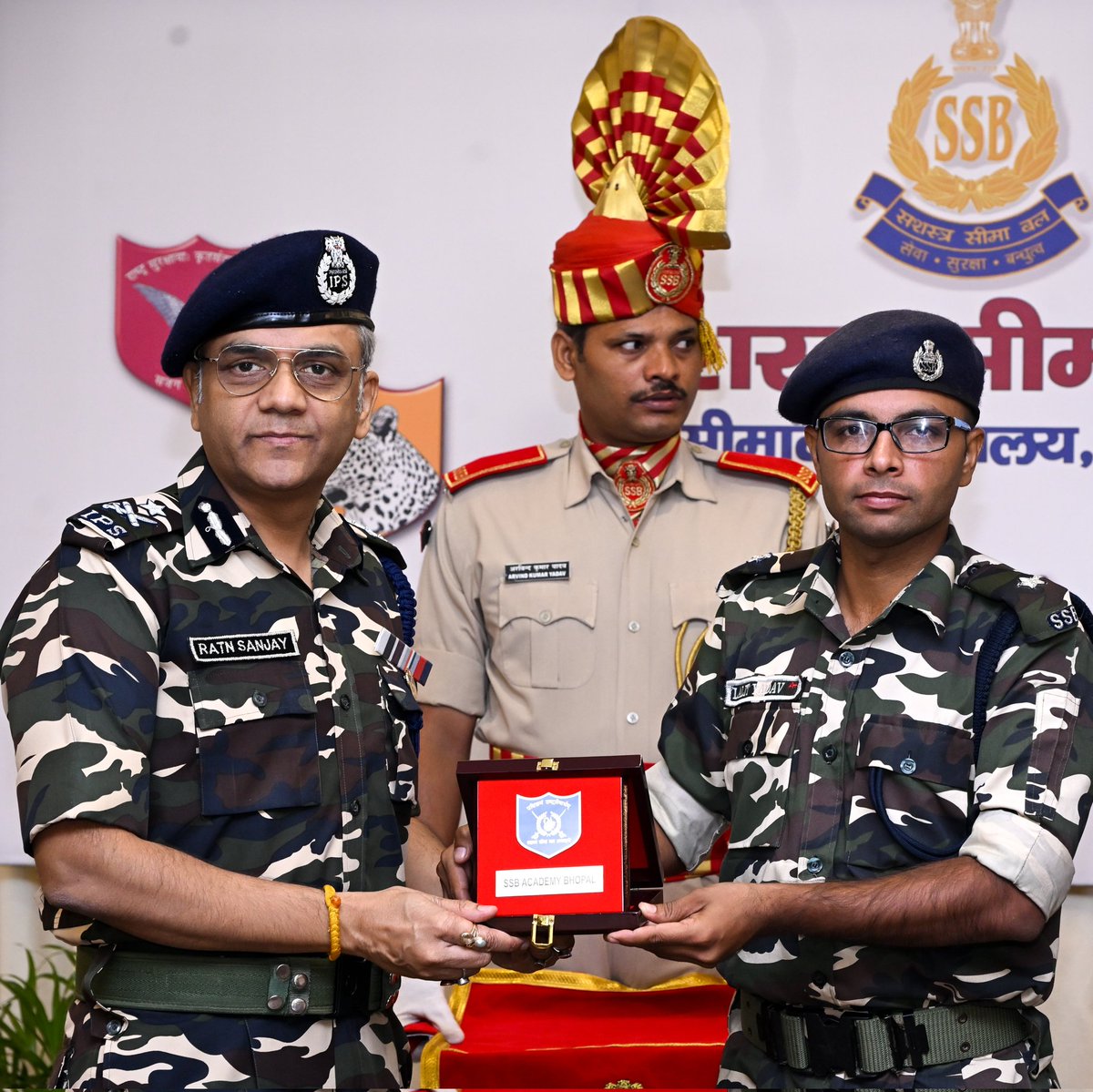 SSBFTRLUCKNOW's tweet photo. 12 अक्टूबर 2025, #SSB फ्रंटियर मुख्यालय लखनऊ में नव नियुक्त आठ प्रशिक्षु अधिकारियों का स्वागत किया गया, जिन्होंने 2 से 12 अक्टूबर तक सीमांत क्षेत्र का भ्रमण किया। कार्यक्रम में Shri #ratnsanjayips, IG #SSB लखनऊ सहित वरिष्ठ अधिकारी उपस्थित रहे।
#Training #Leadership
@SSB_INDIA https://t.co/wbxMFsOJs4
