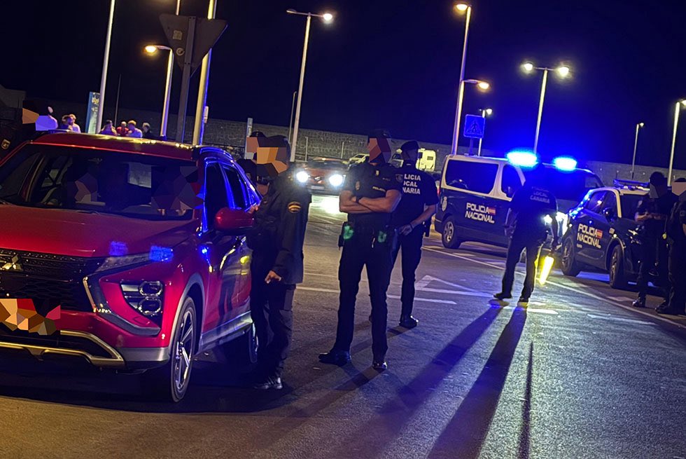 “Denunciado en un control de alcoholemia el comisario de la #PolicíaNacional de Arrecife”, vía <a href="/DiarioLanzarote/">Diario de Lanzarote</a>

«La Policía Local le traslada una multa de 1.000 euros y la retirada de seis puntos, mientras que la Jefatura de la Policía Nacional está valorando “las medidas