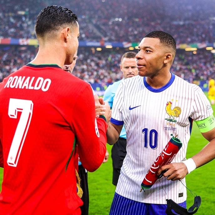 TouchlineX's tweet image. 🗣️ Kylian Mbappé: &quot;Cristiano Ronaldo has always been my role model, an example for me. I&apos;m lucky to talk to him, he gives me advice, he helps me.&quot;

&quot;He is number one. The reference of Real Madrid. People still dream and talk of Cristiano now.&quot;